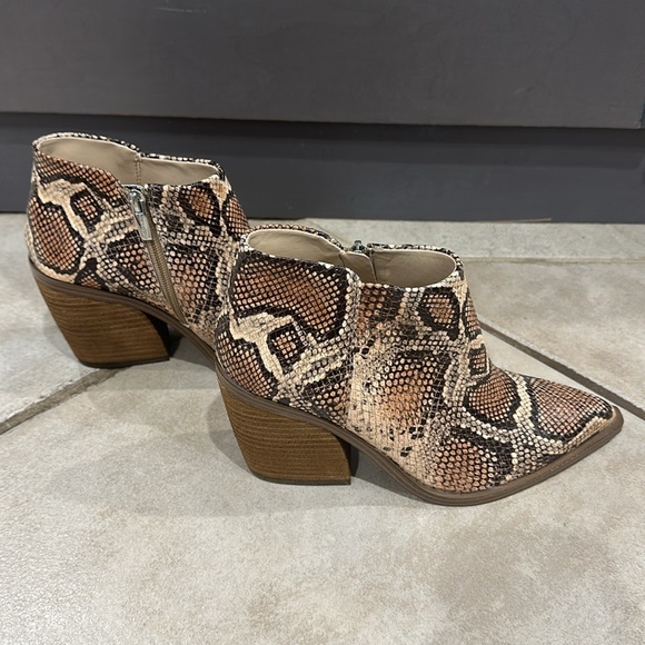 Vince Camuto Geeanne Spiced Sand Snake Bootie Size 7.5 - Picture 4 of 9